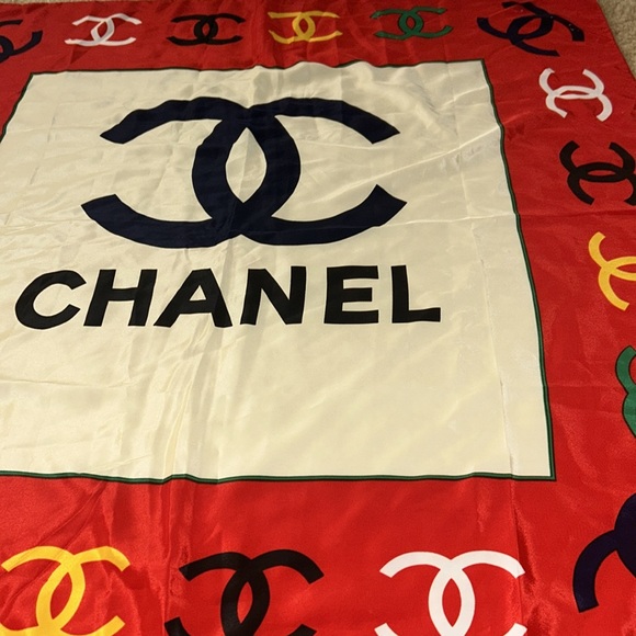 Authentic Chanel scarf 34 x 34”. Very good condition - Picture 2 of 6